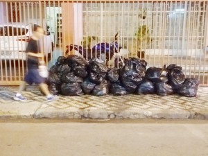 Acúmulo de lixo em calçada da Nova Lorena, flagrado em dia fora do cronograma de coleta municipal.(Foto: Caroline Meyer)