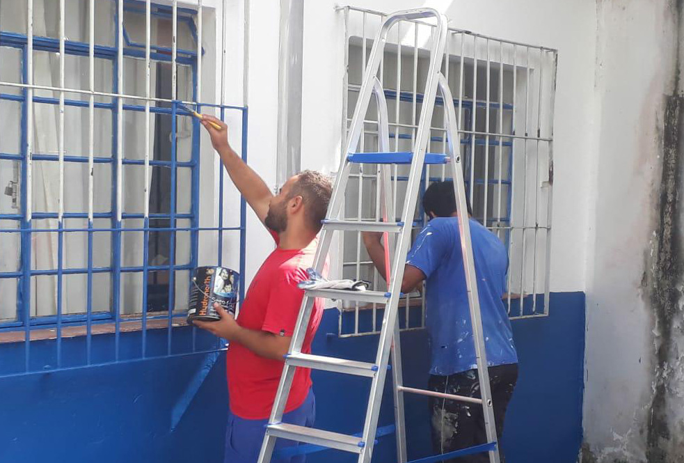 Servidores de Ubatuba durante manutenção de creche municipal; classe tem reajuste de salário (Foto: Reprodução PMU)