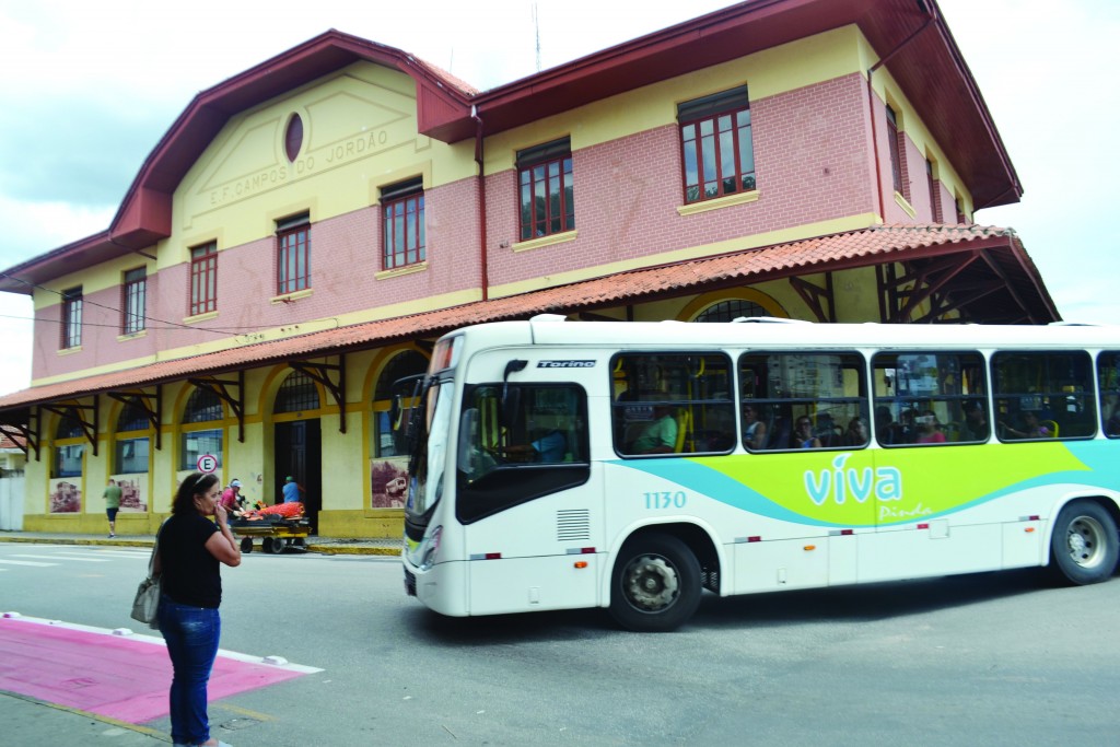 Ônibus do Viva Pinda faz trajeto em área do Centro, passando pela Estação Ferroviária(Foto:Jéssica Dias).