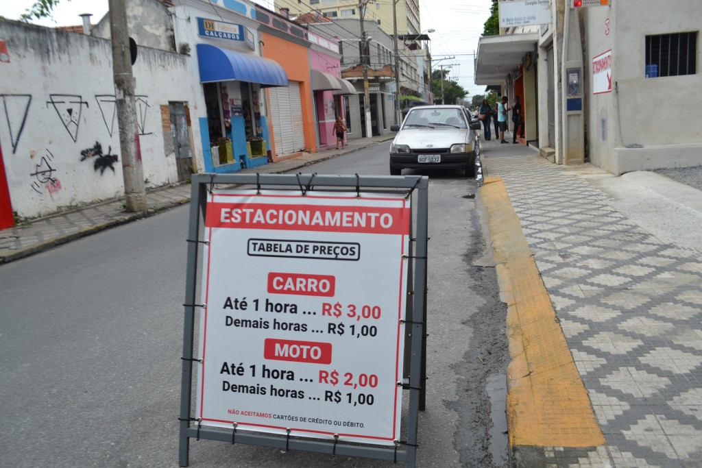 Placa de estacionamento no Centro de Lorena; disputa por vagas é corriqueira na cidade, que pode voltar a debater Zonal Azul em 2019 (Foto: Jéssica Dias)