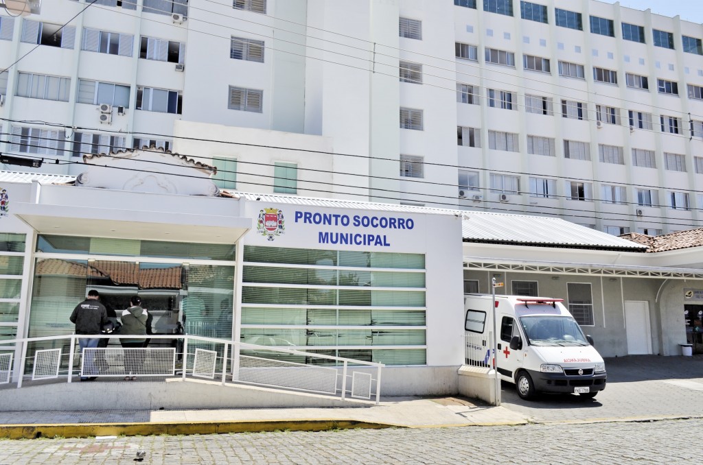 A entrada do Pronto Socorro de Guaratinguetá, serviço do Frei Galvão (Foto: Leandro Oliveira)