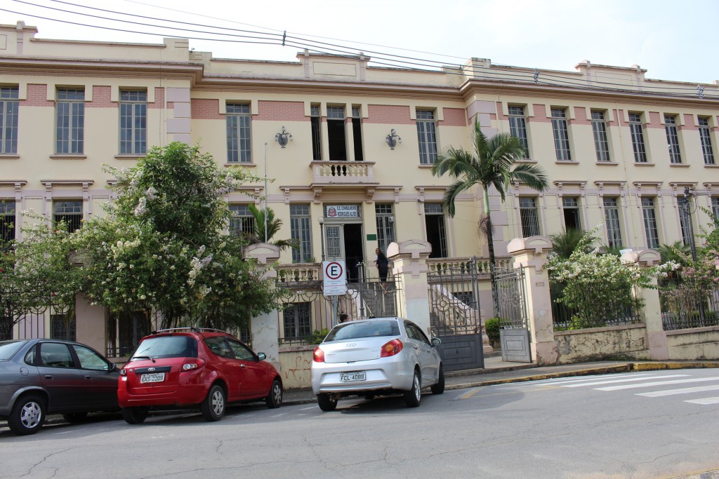 A escola estadual Rodrigues Alves, que passou perto de ter Unitau (Foto: Juliana Aguilera)