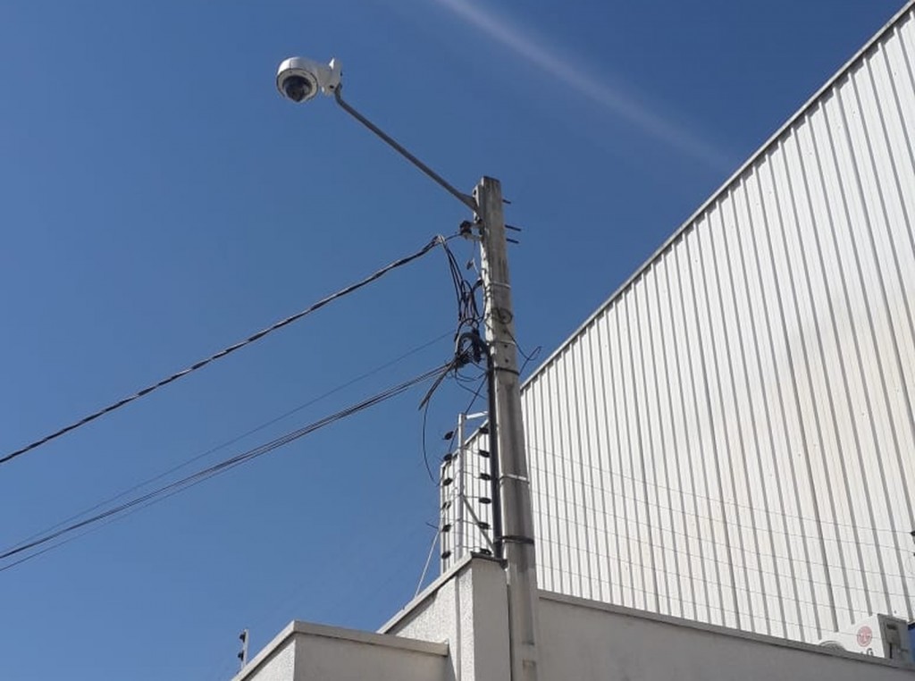 Câmera instalada nas ruas de Caraguatatuba; cidade investe em sistema de identificação para reforçar segurança pública no Litoral Norte (Foto: Reprodução)