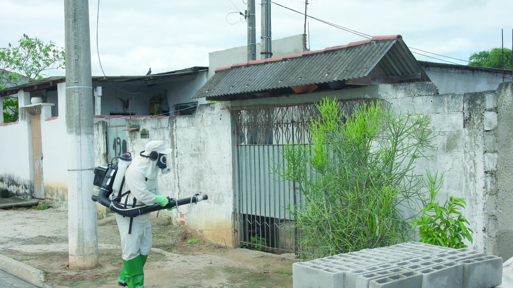 Agente da Vigilância Epidemiológica de Pinda durante trabalho de combate ao mosquito Aedes aegypti (Foto: Reprodução)