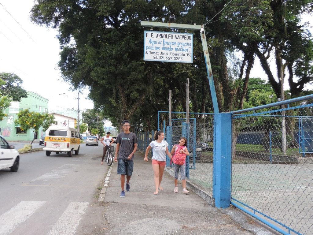 Pequena aluna é acompanhada por parentes na saída de escola estadual em Lorena; TCE questiona falha (Foto: Rafaela Lourenço)