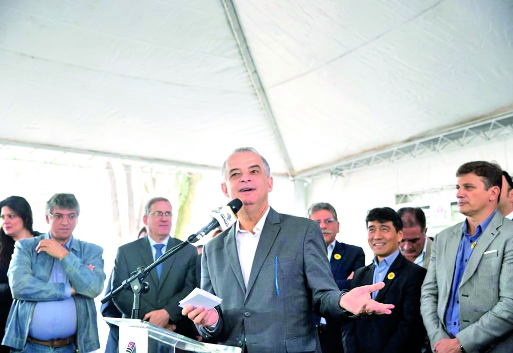 Governador Marcio França observado pelo prefeito de Pinda Isael Domingues; 2018 aquém do esperado (Foto: Arquivo Atos)