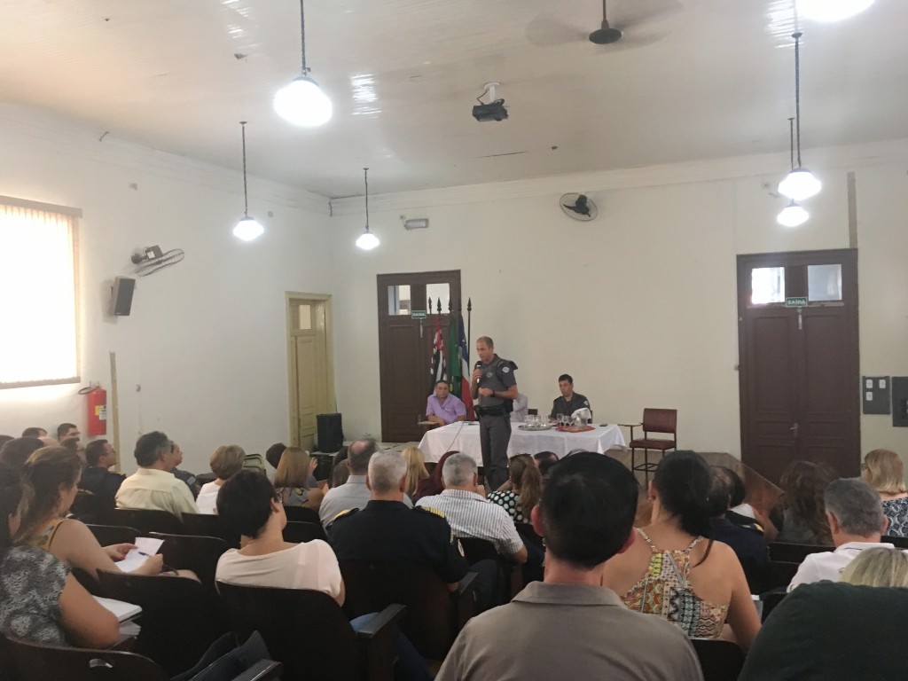 Reunião em Guaratinguetá abriu espaço para debate sobre dificuldades na segurança de escolas (Foto: Leandro Oliveira)