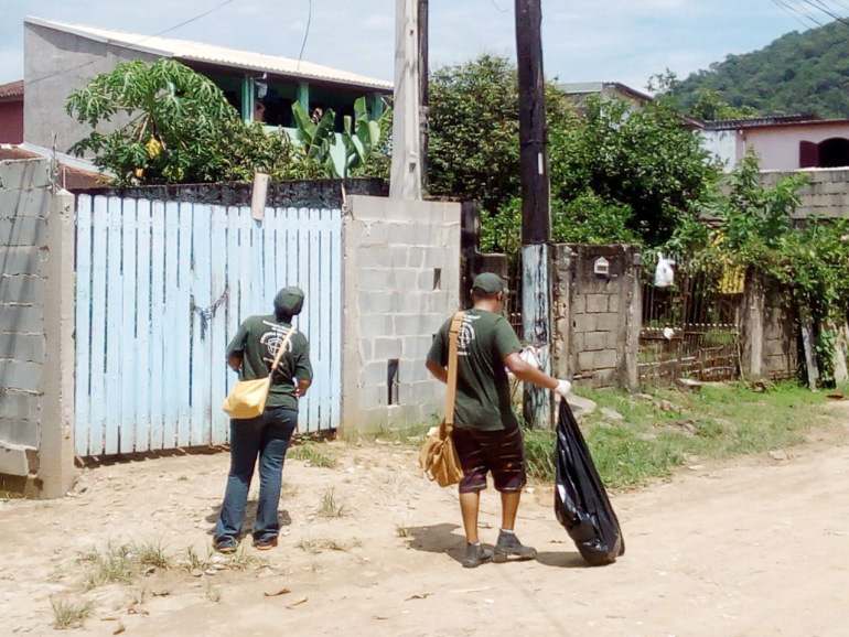 Vigilância Epidemiológica de Ubatuba em ação contra dengue (Foto: Divulgação PMU)