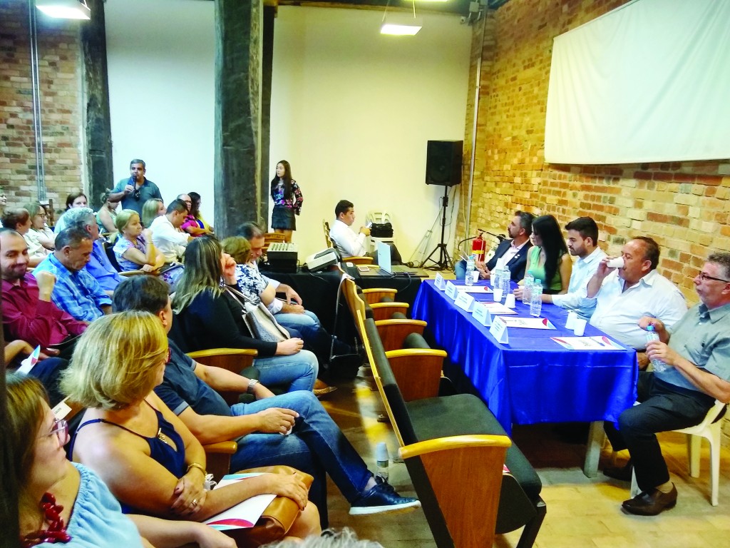 Reunião de prefeitos, comandada por Thales Gabriel e deputada Letícia Aguiar; grupo sonha com Regional (Foto: Rafael Rodrigues)