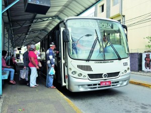 Passageiros embarcam em ônibus que faz linha Bairro da Cruz. (Foto:Arquivo Atos)