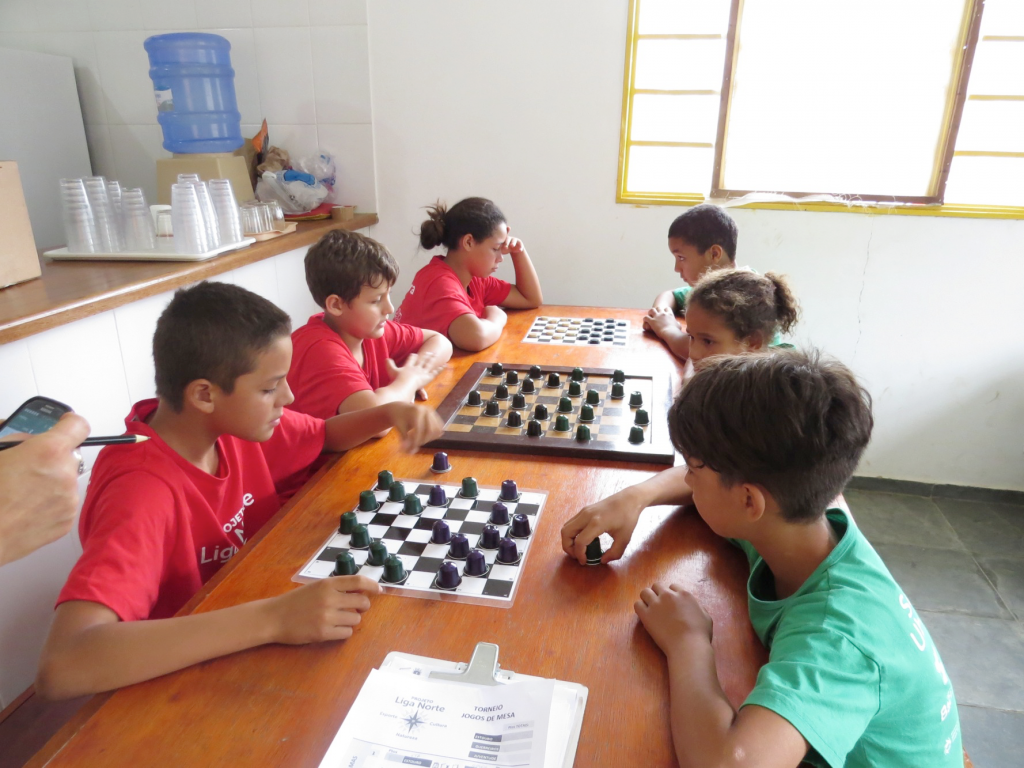 Crianças do programa disputam partidas de xadrez em Ubatuba; ação contempla mais de 600 pessoas (Foto: Divulgação PMU)
