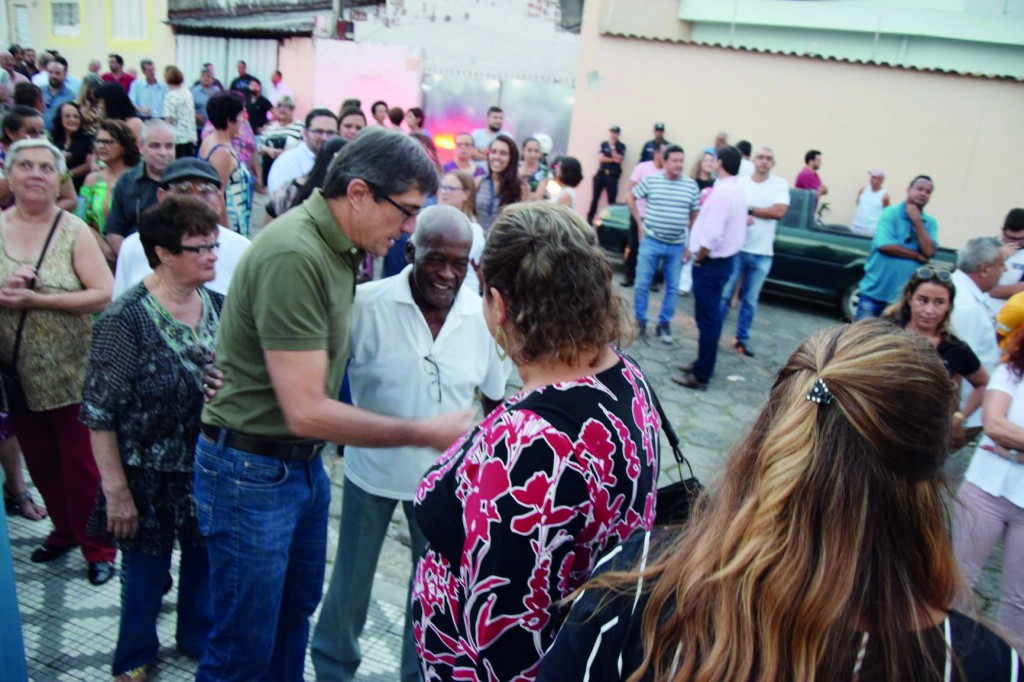 Fábio Marcondes abordado pela população durante entrega de centro (Foto: Reprodução PML)