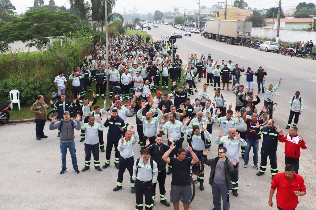 Funcionários da Tenaris que decidiram não seguir com a greve após nova proposta apresentada da empresa (Foto: Reprodução)
