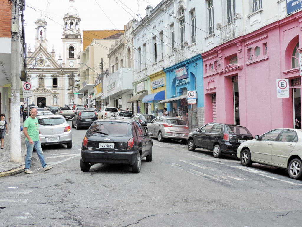 Rua do Centro de Guará que terá Zona Azul; cidade teve processo de licitação destravado na última semana (Foto: Leandro Oliveira)