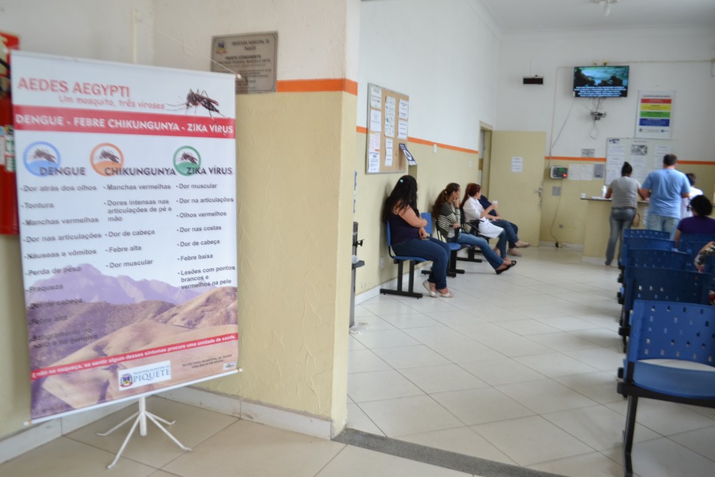Placa na entrada do hospital de Piquete alerta para cuidados com a dengue; cidade faz parte de grupo de municípios que sofrem com a doença (Foto: Jéssica Dias)