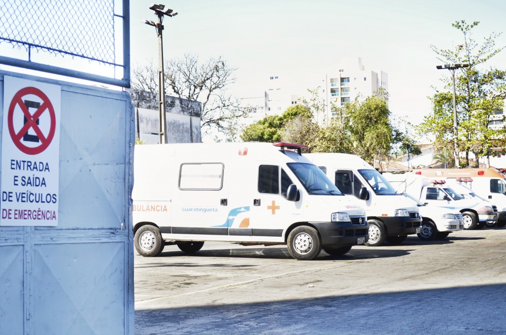 Ambulância de Guaratinguetá aguarda para atendimento; secretaria enfrenta déficit de profissionais (Foto: Divulgação PMG) 