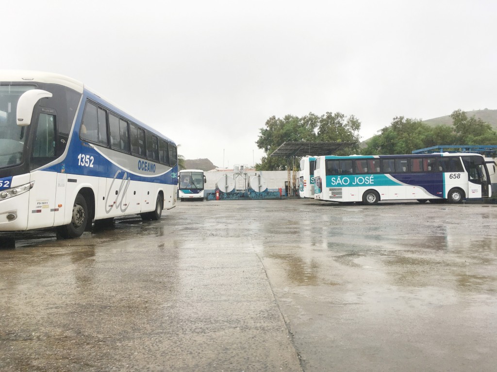 Ônibus das empresas responsáveis pelo transporte público de Guaratinguetá, atacados na última semana (Foto: Leandro Oliveira)