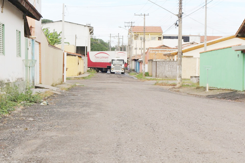 Ruas da Vila Bela, em Guará, sem asfalto enfrentam problemas com passagem de caminhões (Foto: Leandro Oliveira)