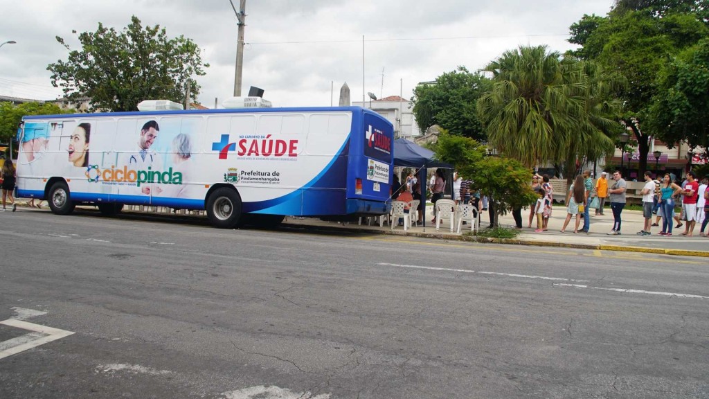 Ônibus da Saúde", estacionado na região do bairro da Castolira, em Pindamonhangaba; serviço já realizou mais de mil atendimentos (Foto: Divulgação PMP)