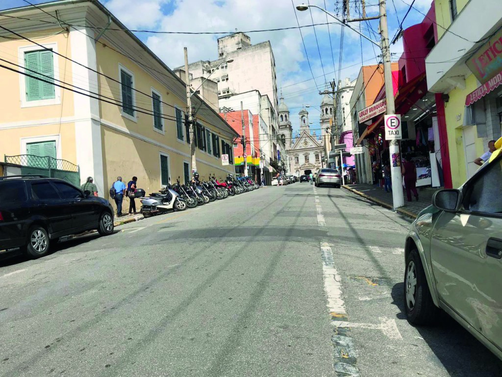 Rua Dr. Martiniano, no Centro de Guará, que passará por obra com a criação de um calçadão; proposta faz parte de projeto para centro turístico (Foto: Larissa Diamantino)