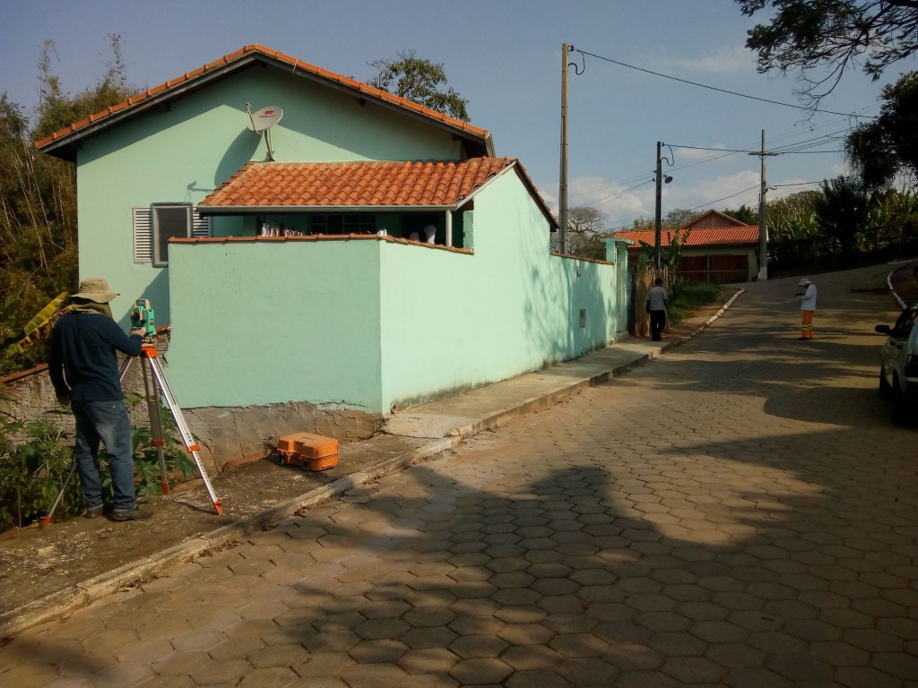 Trabalho de topografia no conjunto habitacional Geraldo Adão; Prefeitura avança com trabalho em Lavrinhas (Foto: Divulgação PMS)