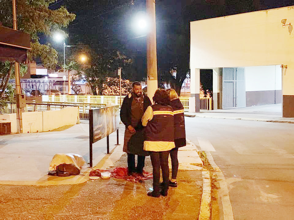 Atendimento da equipe de assistência social nas ruas de Guaratinguetá; frio intensifica atenção especial (Foto: Divulgação PMG)