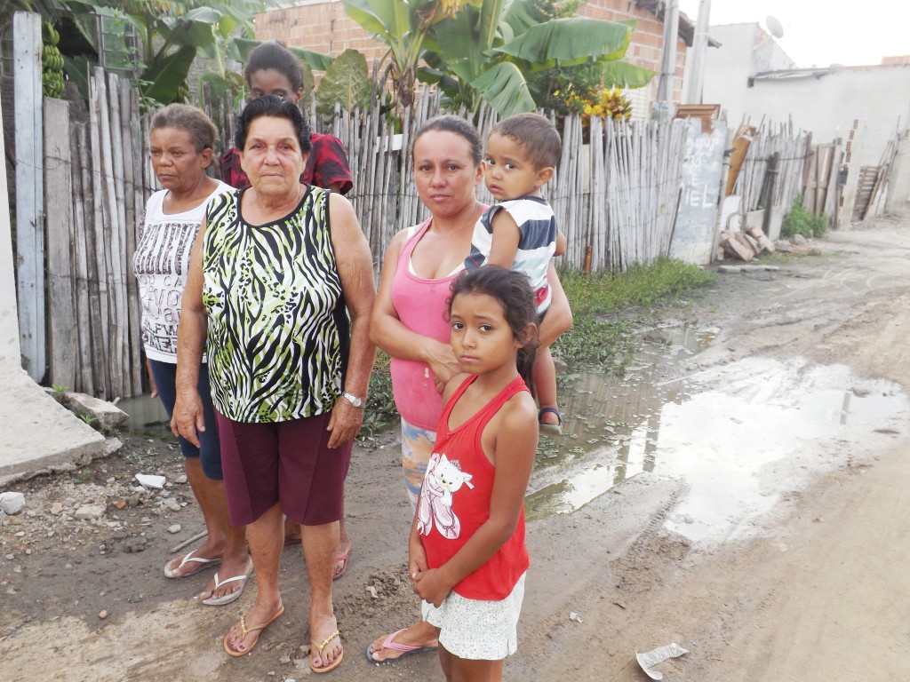Moradores de área invadida no Parque das Rodovias, que esperam definição de imbróglio em Lorena (Foto: Arquivo Atos)