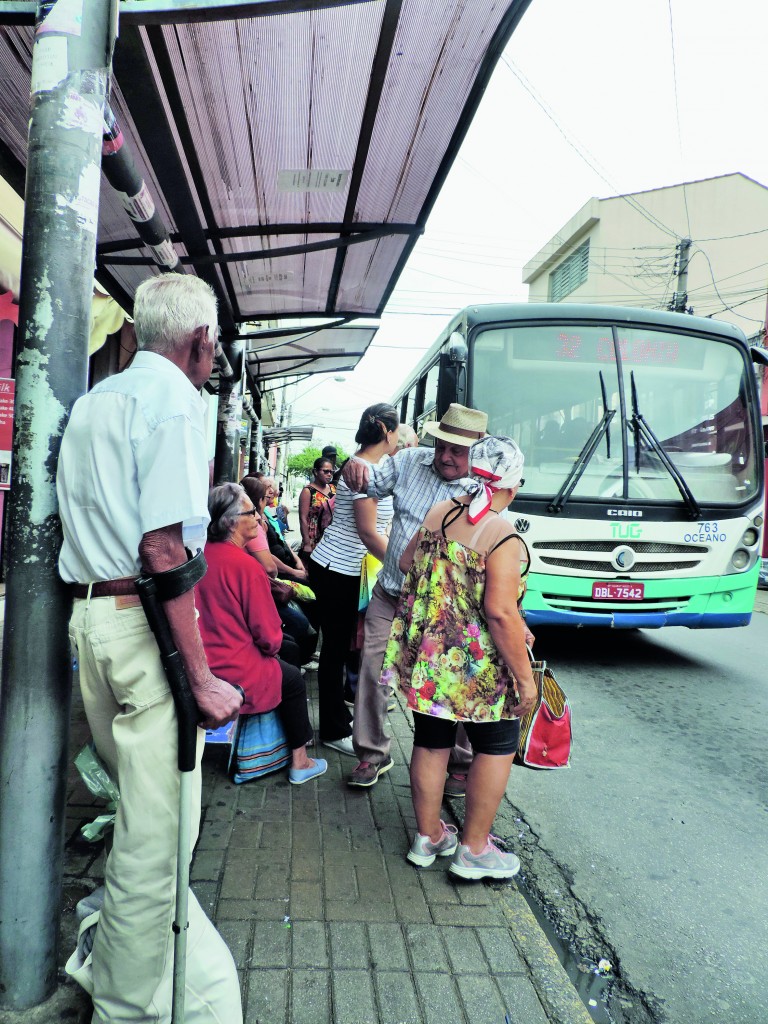 Passageiros aguardam o transporte público em Guará; TUG pode ter paralisação de funcionários nesta semana (Foto: Arquivo Atos)