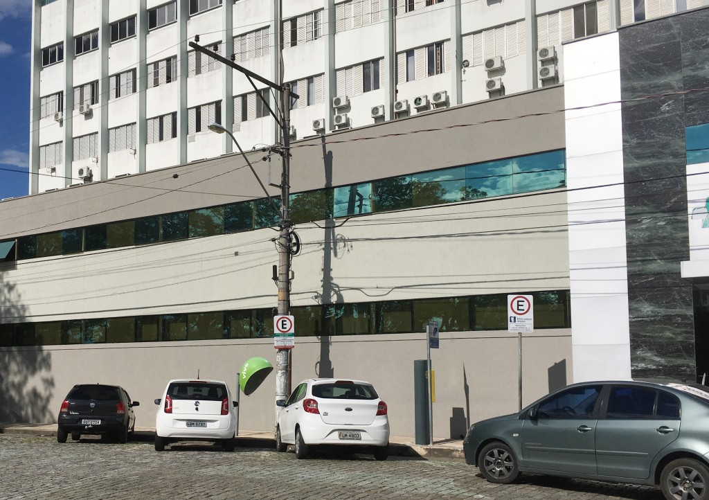 Veículos estacionados em frente ao hospital Frei Galvão, área que tem atenção especial para Zona Azul (Foto: Arquivo Atos)