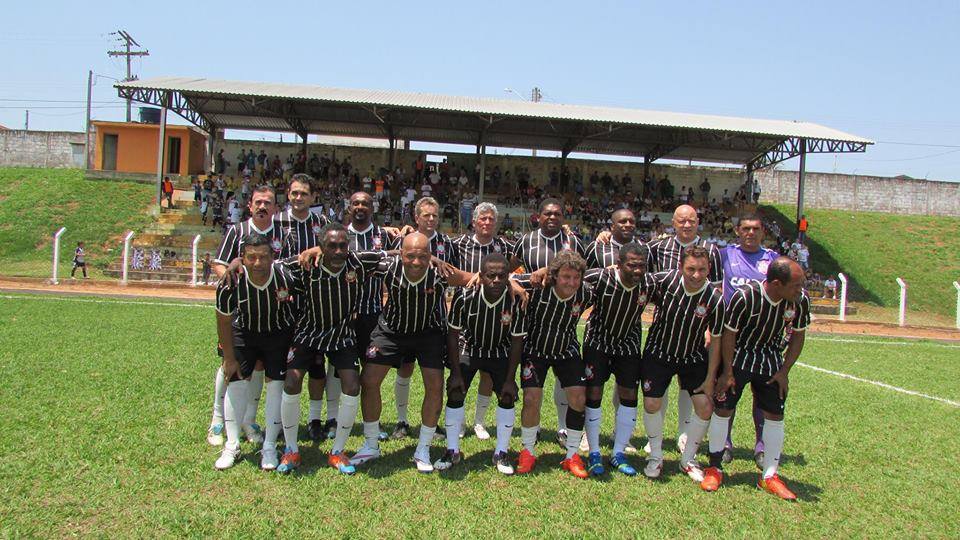 Equipe do Corinthians Master que entra em campos neste domingo, em Silveiras; amistoso reúne grandes nomes do timão (Foto: Reprodução)