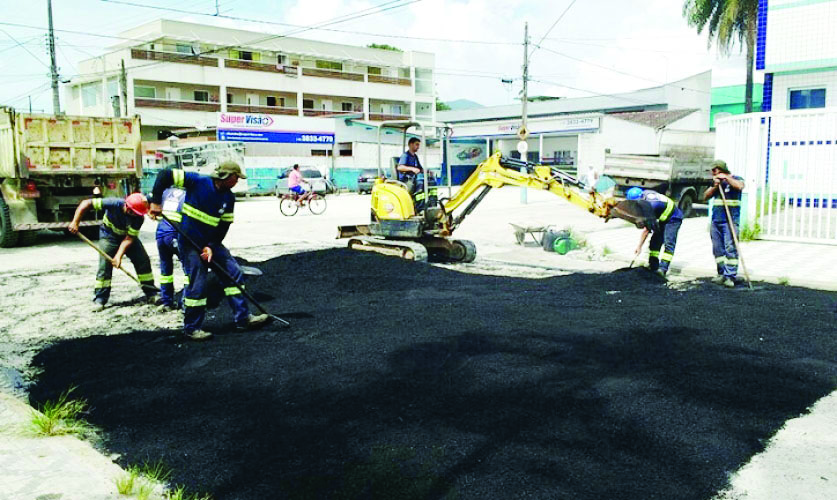 Equipe da Prefeitura durante trabalho de pavimentação na região central de Ubatuba; alto investimento (Foto: Divulgação PMU)