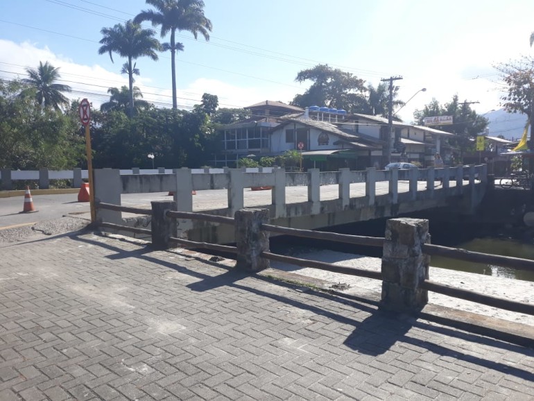 Principal acesso para o centro comercial de Ubatuba, ponte da Barra da Lagoa recebe obras de recuperação; investimento de quase R$ 260 mil (Foto: Reprodução PMU)