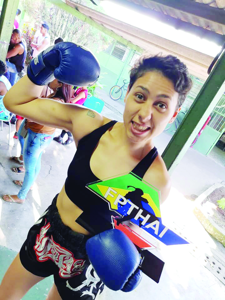 Ana Carolina Acetti, faixa preta em muar Thai, conquistou o tricampeonato brasileiro (Foto: Arquivo Pessoal)