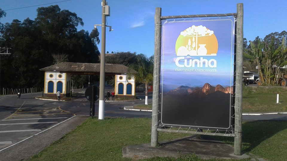 Portal de entrada da cidade de Cunha, que abriu 32 vagas para  concurso (Foto:Reprodução)