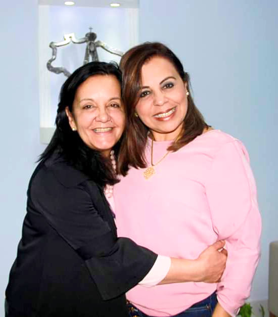 Prefeita Dina Moraes com Lucila Ferraz, nova secretária de educação, nomeada na última semana (Foto: Reprodução) 