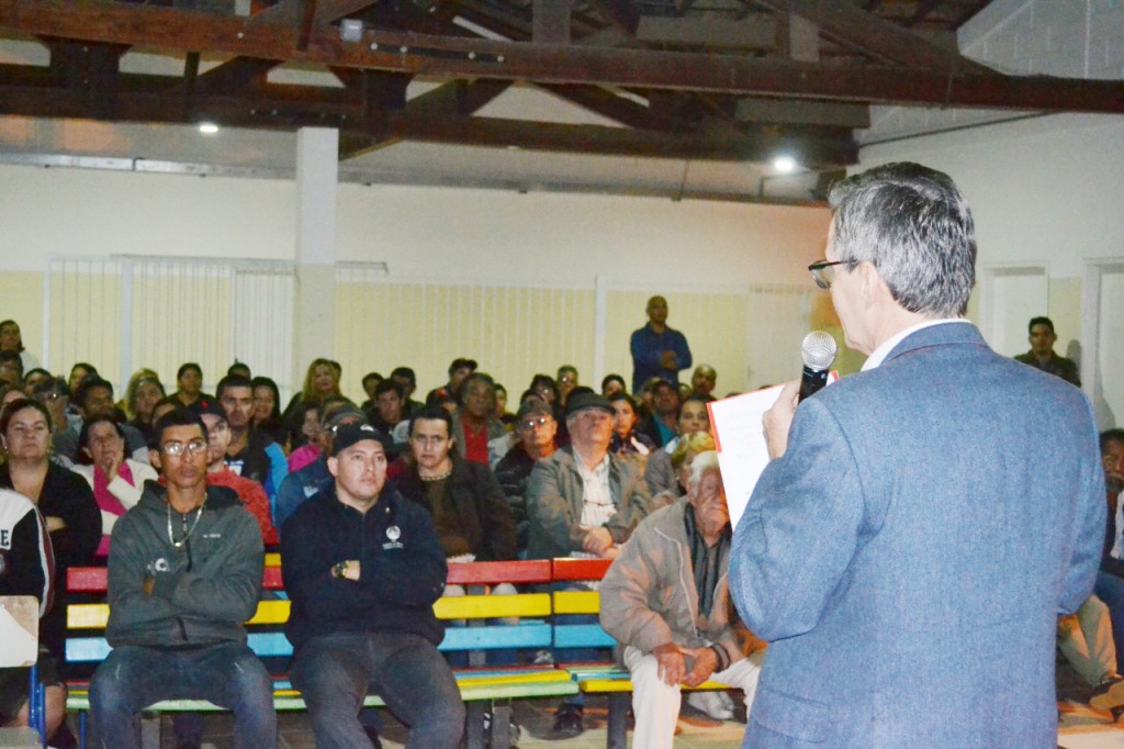 O prefeito Marcus Soliva durante discurso em reunião com moradores; regularização dos núcleos será realizada nos próximos meses (Foto: Divulgação PMG)