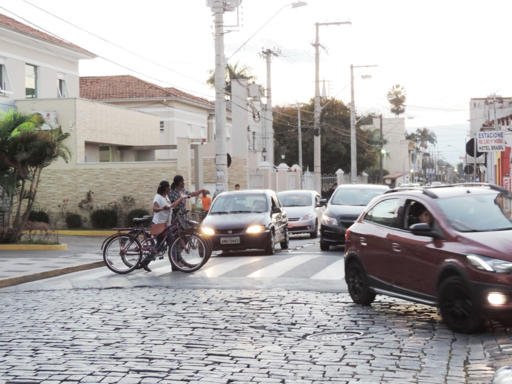 Trânsito em frente ao Pronto Socorro de Lorena; programa com participação do Detran auxilia na estrutura e organização regional (Foto: Rafaela Lourenço)