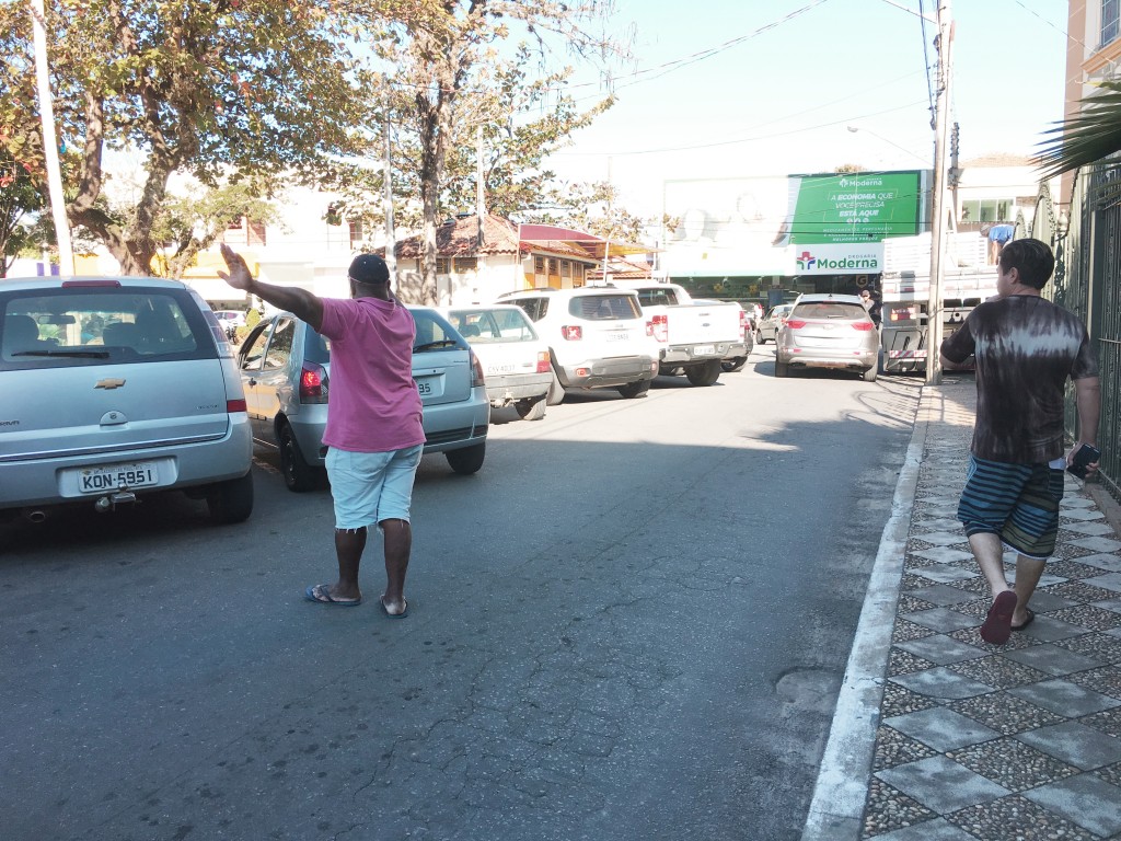 Flanelinha atua em vagas de estacionamento na praça Prado Filho; Prefeitura quer Área Azul para este ano (Foto: Jéssica Dias)