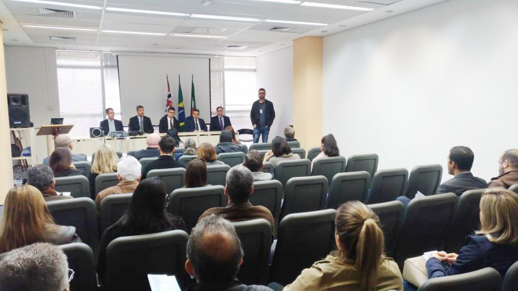 Reunião entre secretários e promotores para debater a implantação de serviço inédito em Pinda; convênio para atender condenados (Foto: Divulgação PMP)