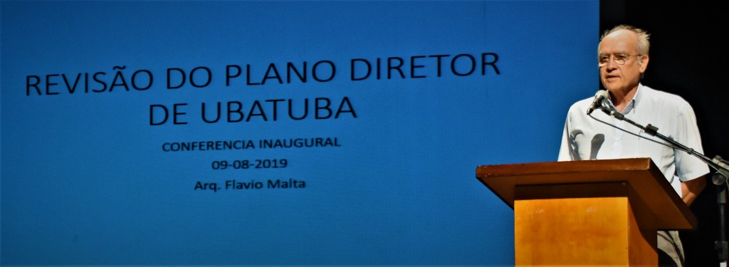 Dr. Flávio José Nery durante apresentação do Plano Diretor debatido em Ubatuba (Foto: Divulgação PMU)
