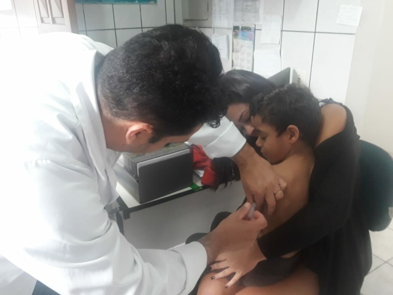 Criança durante vacinação contra o sarampo em Ubatuba; cidade tem primeiro caso confirmado da doença (Foto: Divulgação PMU)
