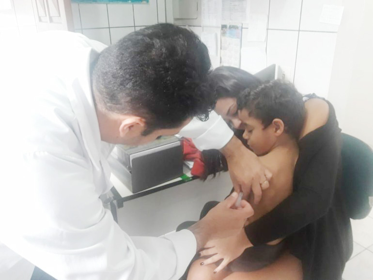 Vacinação de criança na campanha que tenta combater o sarampo (Foto: Divulgação PMP)