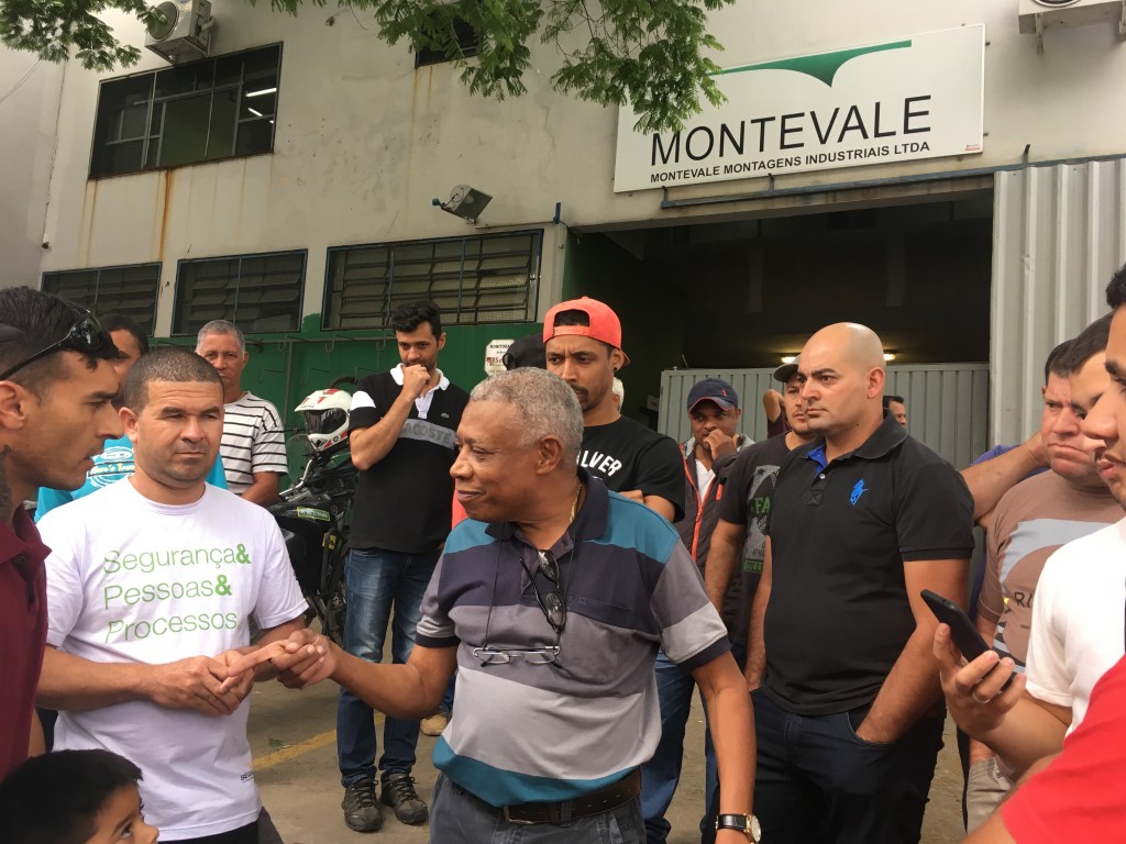 Funcionários demitidos em frente a empresa Montevale; vvvvvv (Foto: Leandro Oliveira)