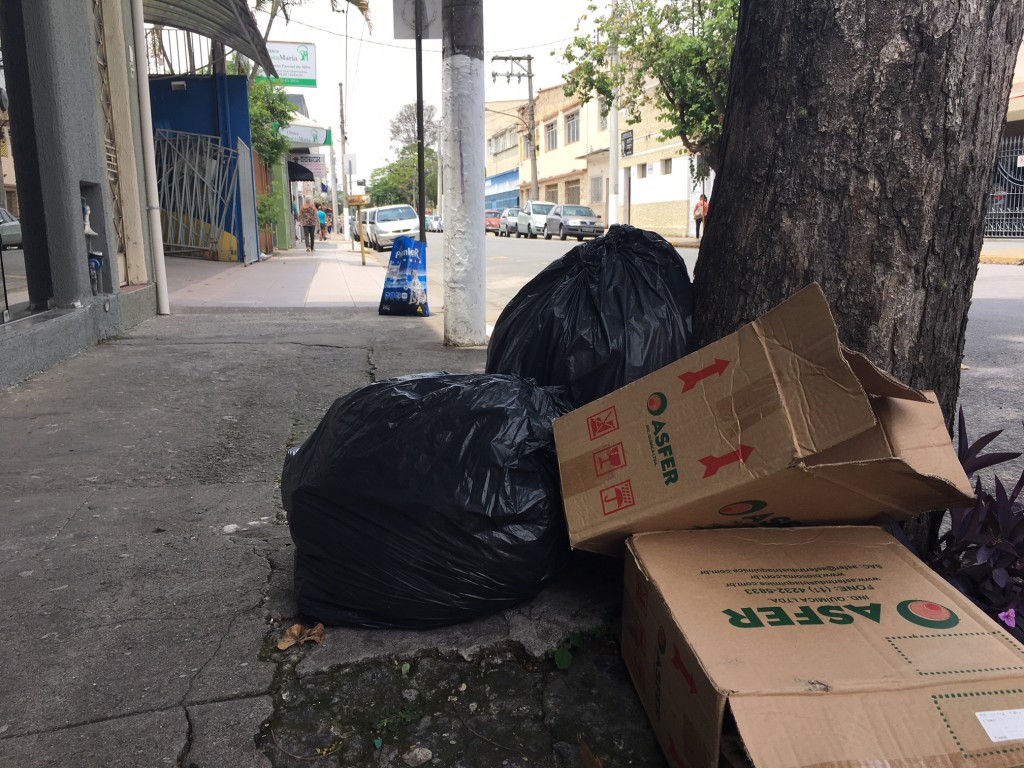 Lixo nas ruas ainda é preocupação corriqueira em Cruzeiro (Foto: Arquivo Atos)