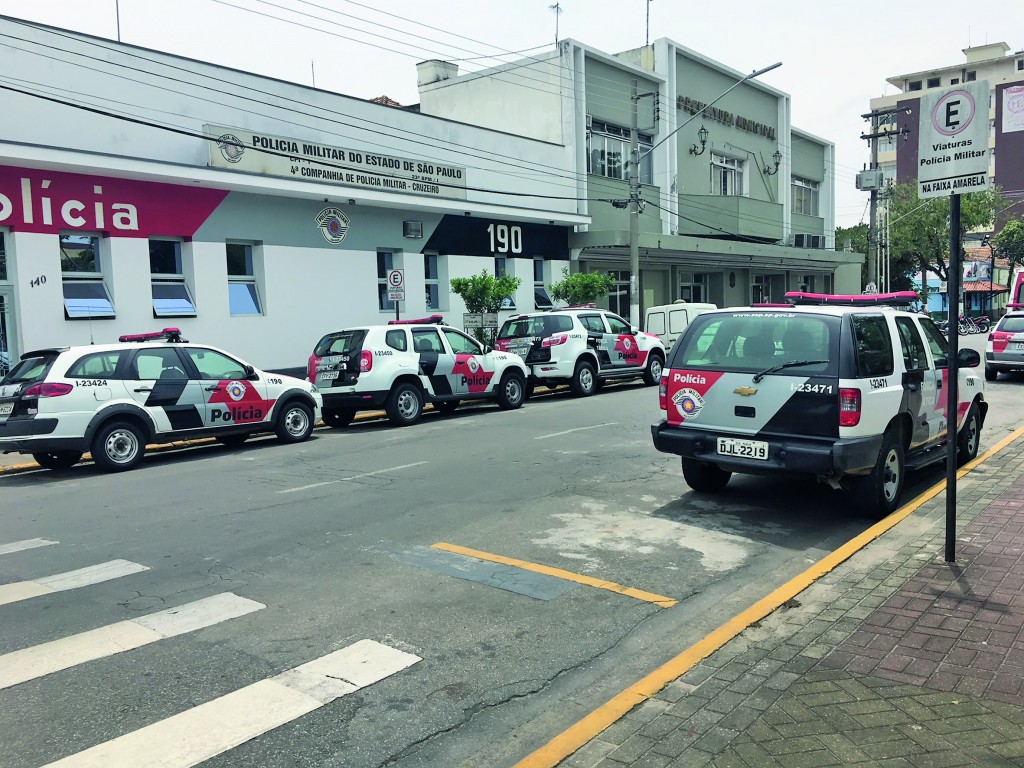 Batalhão da Polícia Militar vizinho à Prefeitura de Cruzeiro; cidade aposta em parceria para reduzir números (Foto: Jéssica Dias)