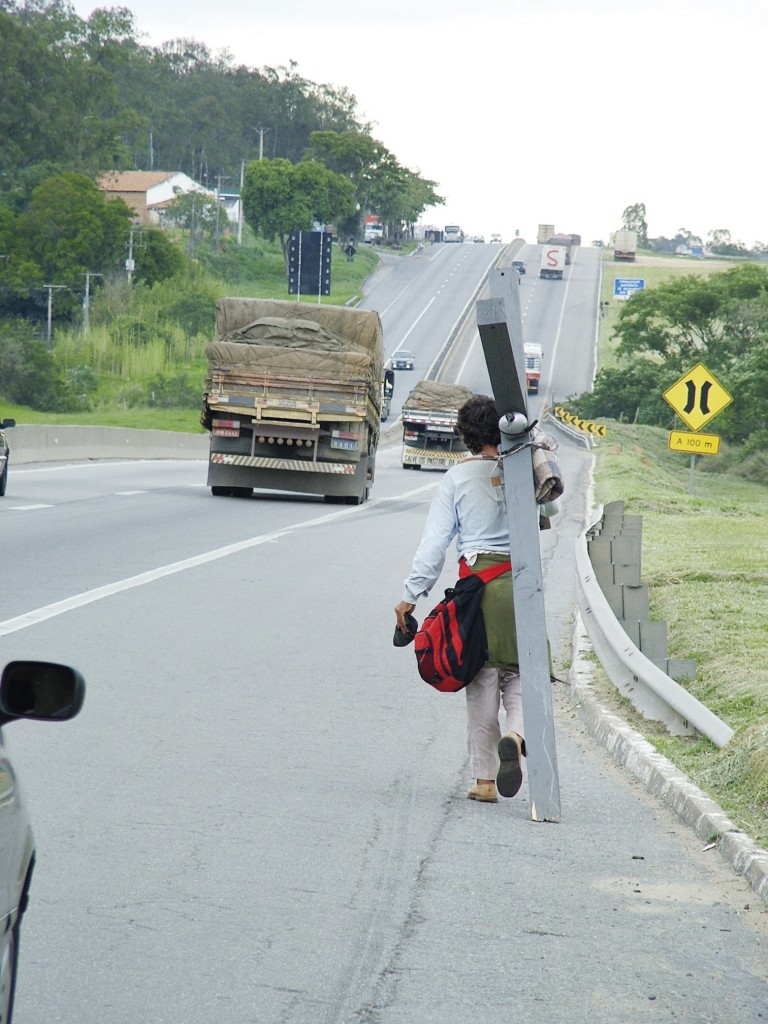 Peregrino a caminho do Santuário Nacional de Aparecida; CCR Nova Dutra inicia campanha na Rodovia (Foto: Arquivo Atos)