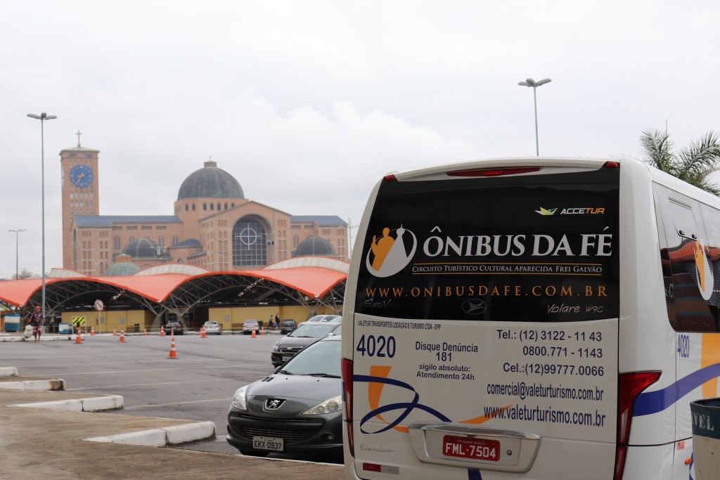 Ônibus da Fé que irá fazer roteiro entre os Santuários de Nossa Senhora Aparecida, e Frei Galvão (Foto: Marcelo dos Santos)