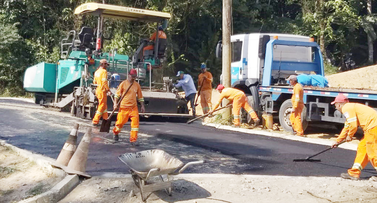 Obra de pavimentação nas ruas de Ubatuba; administração municipal garantiu aporte de R$ 20 milhões, com expectativa de 122 vias (Foto: Divulgação PMU)