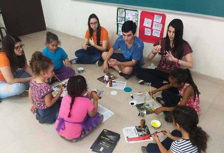 Voluntários e crianças durante uma das atividades realizadas aos sábados; projeto realiza 6ª edição de jantar beneficente (Foto: Divulgação PCF)
