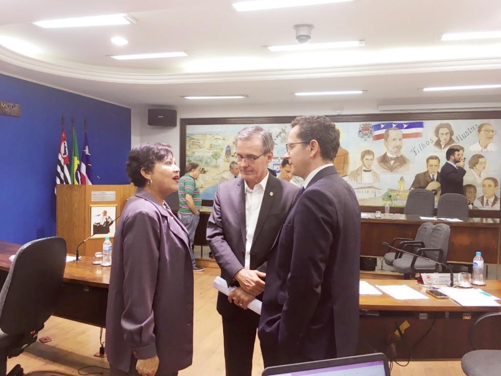 O prefeito Marcus Soliva em conversa com vereadores Tia Cleusa e Márcio Almeida; terça-feira decisiva (Leandro Oliveira)